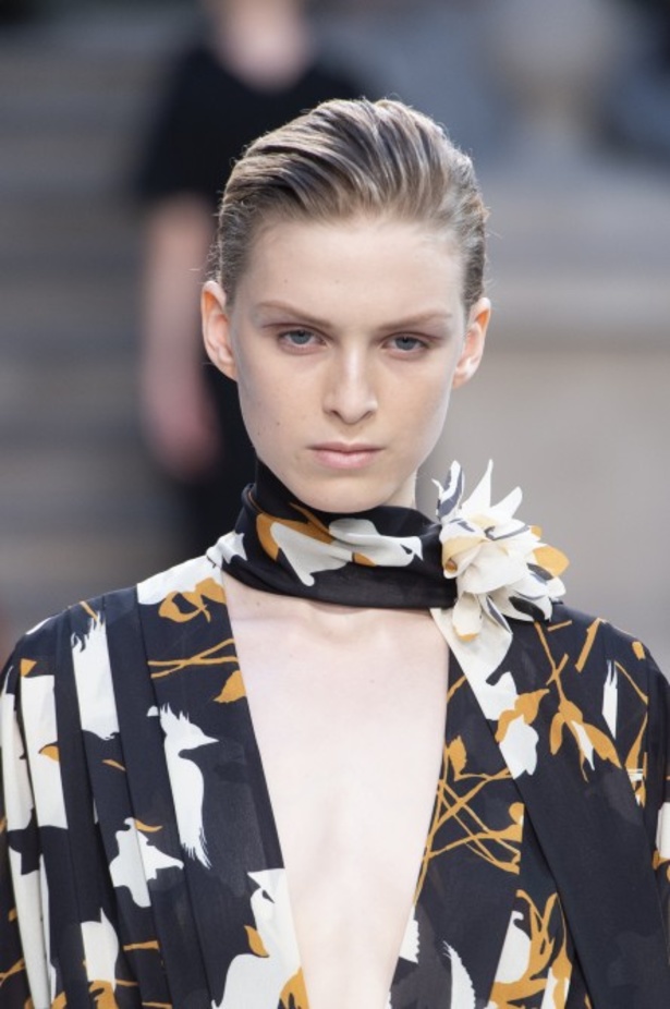 اسبوع الموضة في لندن 2019  عرض أزياء VICTORIA BECKHAM لربيع وصيف 2020