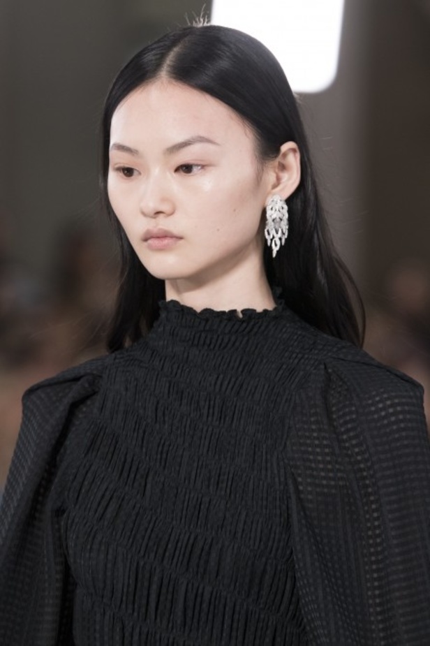 ازياء فكتوريا بيكهام  الفخمة من اسبوع الموضة في لندن 2020