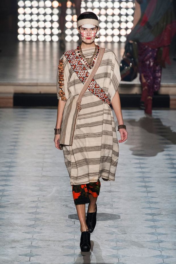 Vivienne Westwood: قبائل أفريقية ورومنسية جريئة