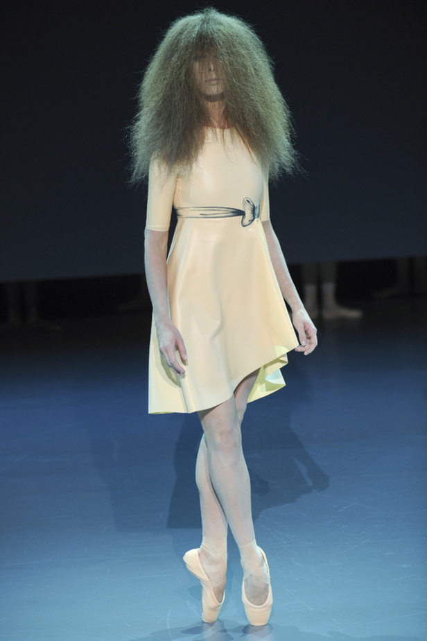 Viktor & Rolf: راقصات الباليه يحتلينّ المسرح