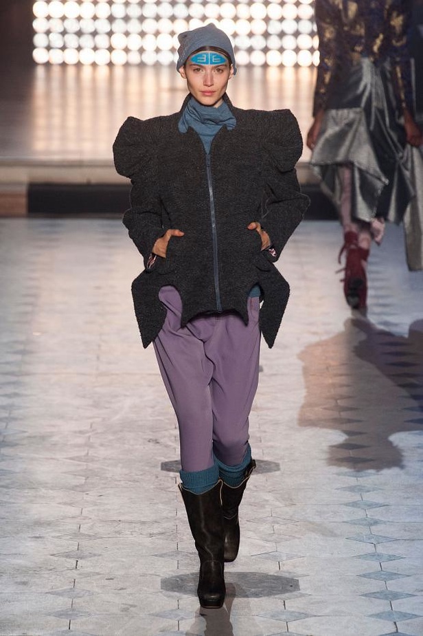 Vivienne Westwood: قبائل أفريقية ورومنسية جريئة