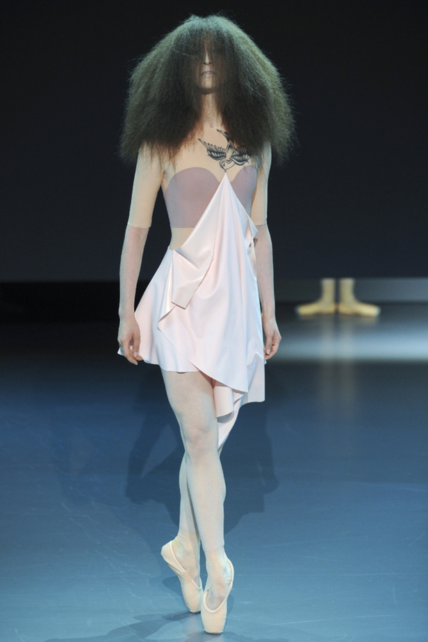 Viktor & Rolf: راقصات الباليه يحتلينّ المسرح