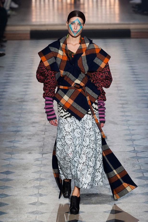 Vivienne Westwood: قبائل أفريقية ورومنسية جريئة