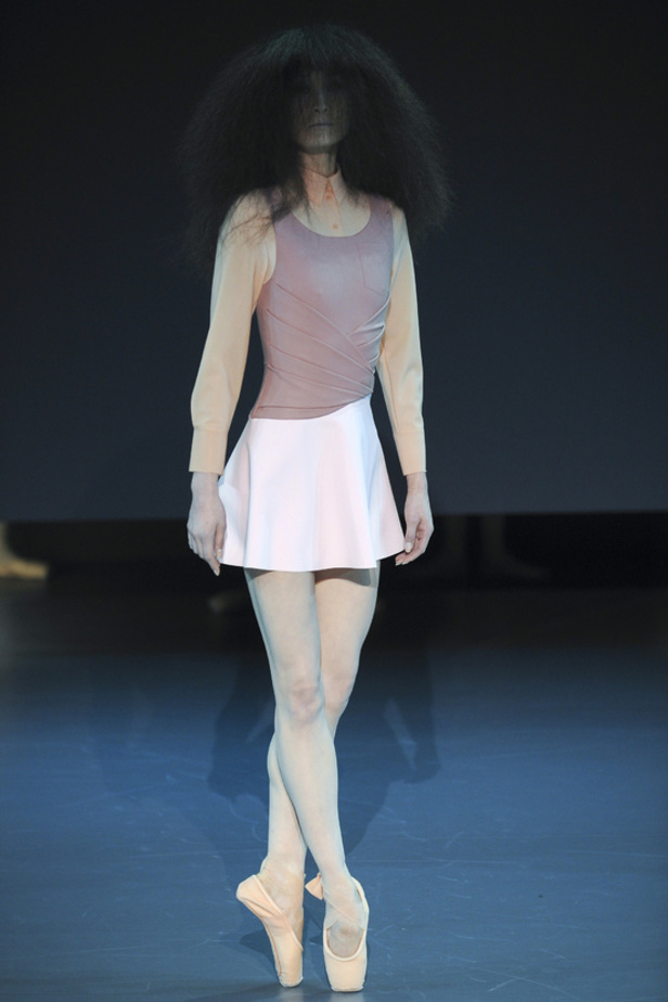 Viktor & Rolf: راقصات الباليه يحتلينّ المسرح