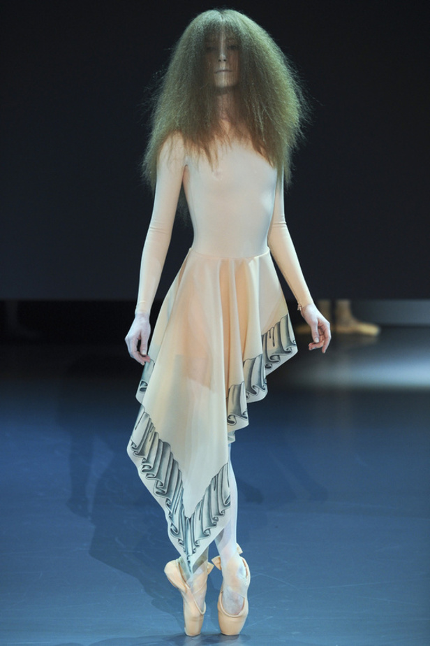 Viktor & Rolf: راقصات الباليه يحتلينّ المسرح