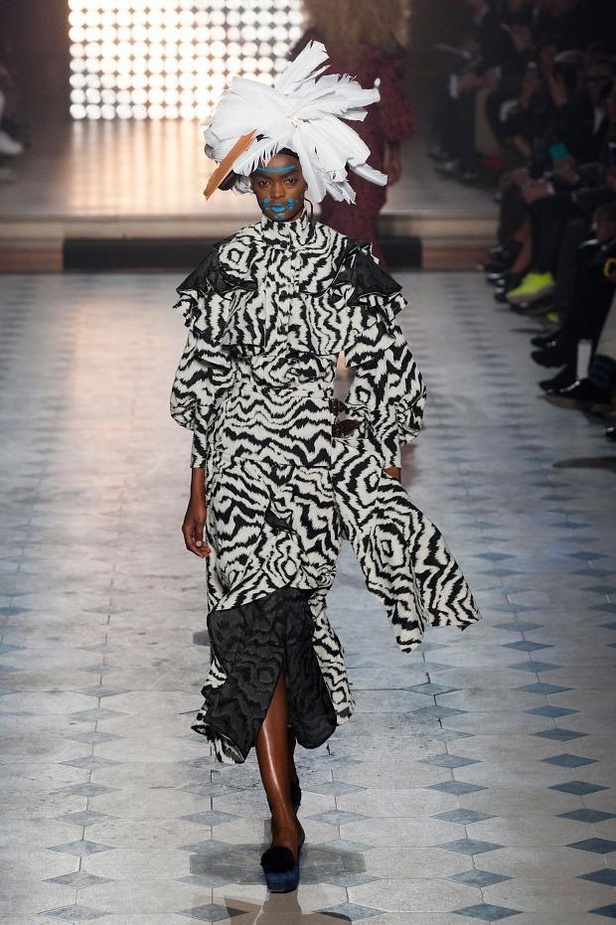 Vivienne Westwood: قبائل أفريقية ورومنسية جريئة