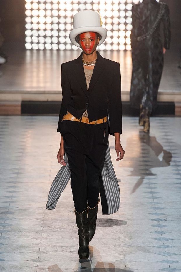 Vivienne Westwood: قبائل أفريقية ورومنسية جريئة