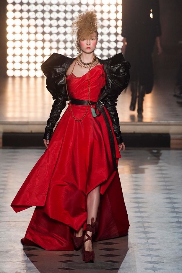 Vivienne Westwood: قبائل أفريقية ورومنسية جريئة