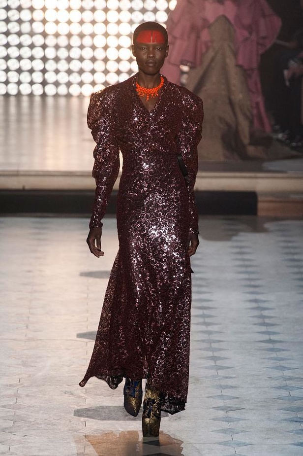 Vivienne Westwood: قبائل أفريقية ورومنسية جريئة