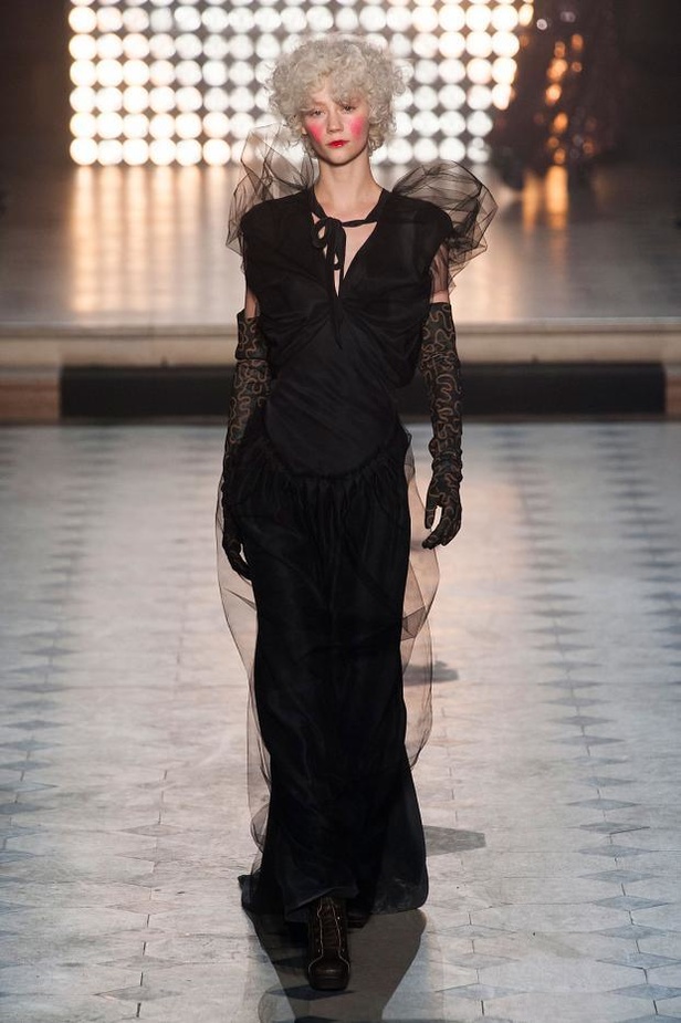 Vivienne Westwood: قبائل أفريقية ورومنسية جريئة