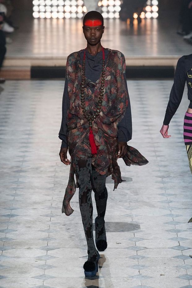 Vivienne Westwood: قبائل أفريقية ورومنسية جريئة