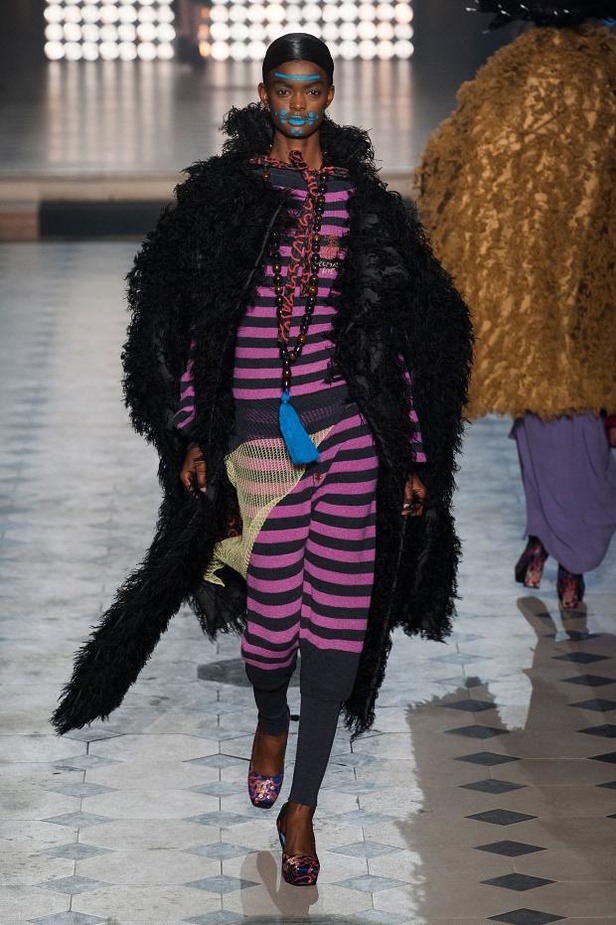 Vivienne Westwood: قبائل أفريقية ورومنسية جريئة