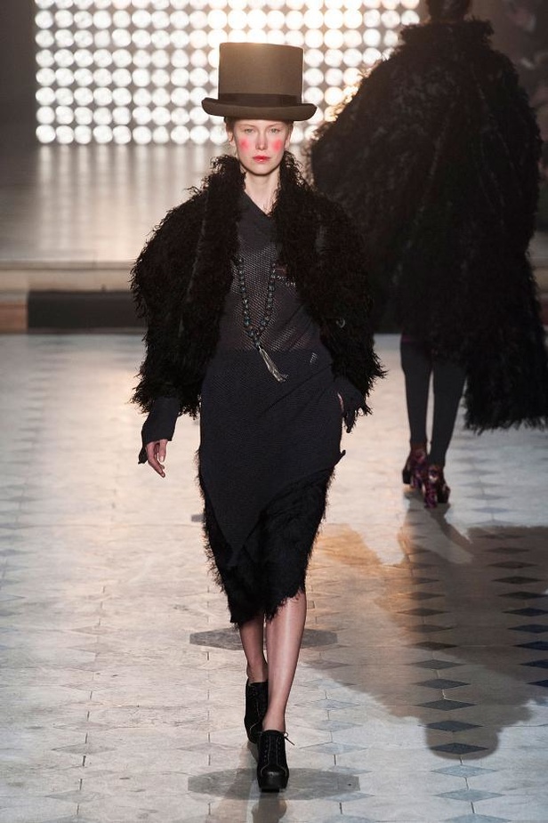 Vivienne Westwood: قبائل أفريقية ورومنسية جريئة