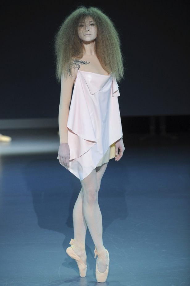 Viktor & Rolf: راقصات الباليه يحتلينّ المسرح