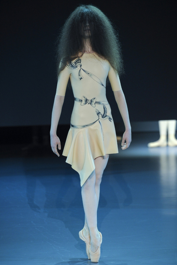 Viktor & Rolf: راقصات الباليه يحتلينّ المسرح