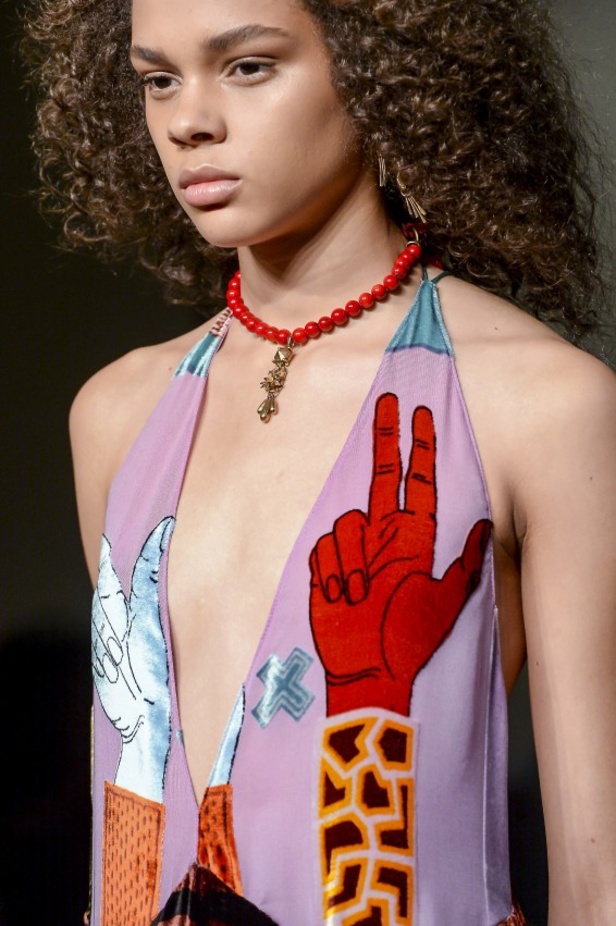 عرض أزياء Valentino لخريف وشتاء 2017!