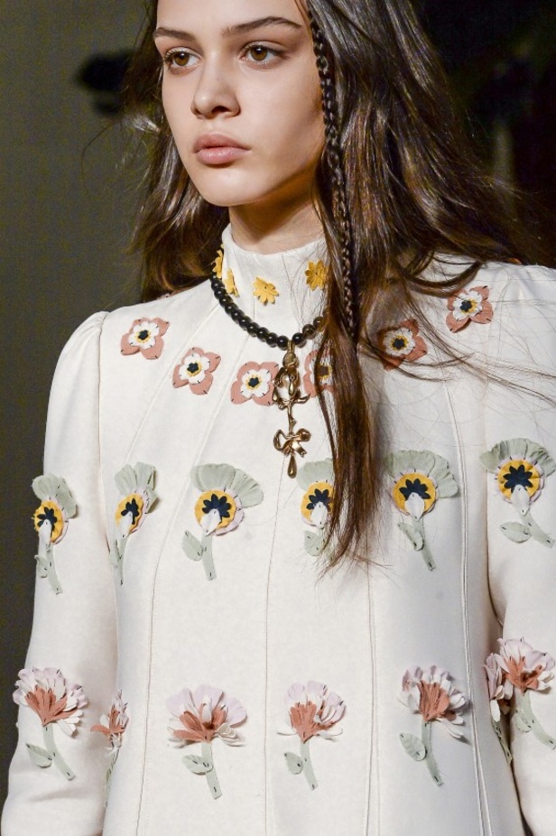 عرض أزياء Valentino لخريف وشتاء 2017!