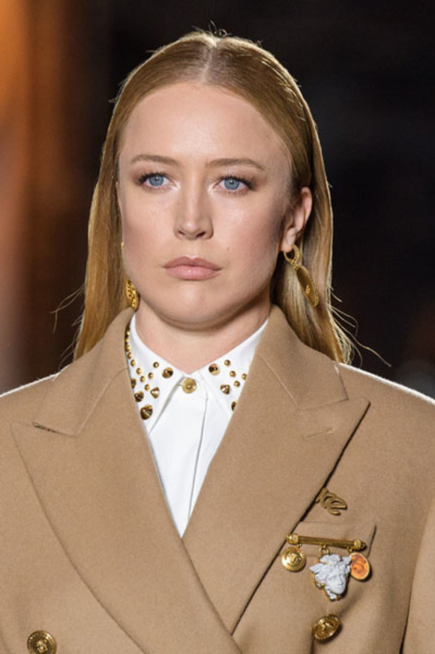 عرض أزياء “فيرساتشي” لموسم خريف وشتاء 2018-2019