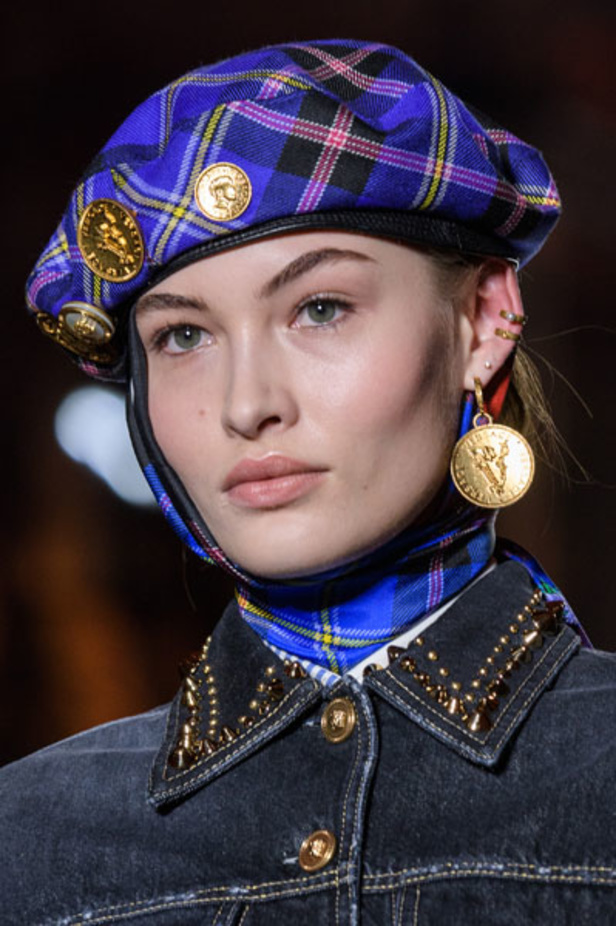 عرض أزياء “فيرساتشي” لموسم خريف وشتاء 2018-2019