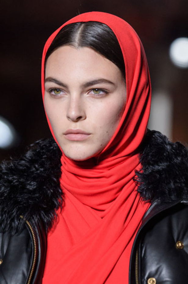 عرض أزياء “فيرساتشي” لموسم خريف وشتاء 2018-2019