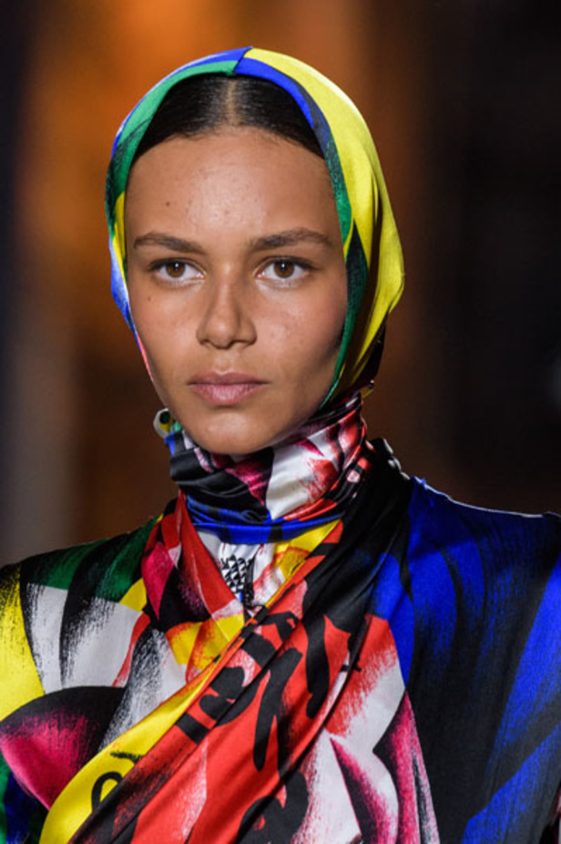 عرض أزياء “فيرساتشي” لموسم خريف وشتاء 2018-2019