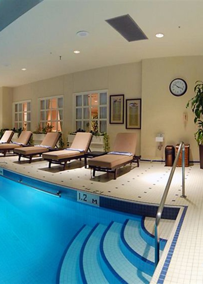 فندق The Sutton Place - حوض السباحة The Sutton Place Hotels - Pool