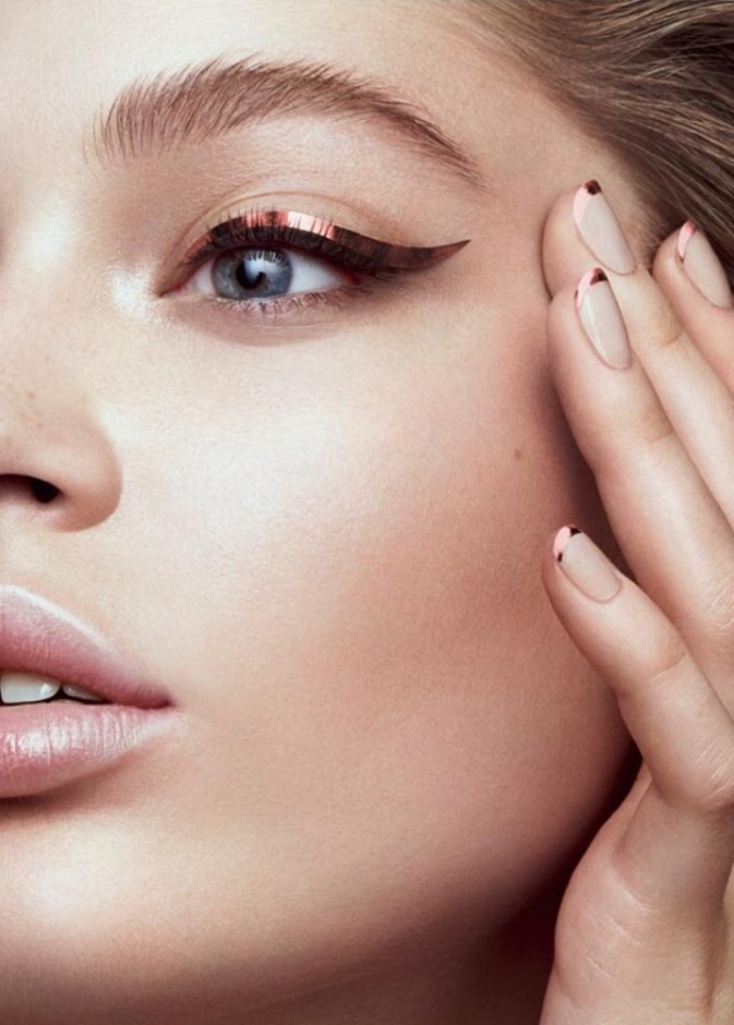 رسمات آيلاينر ريترو مع الشفايف الحمراء