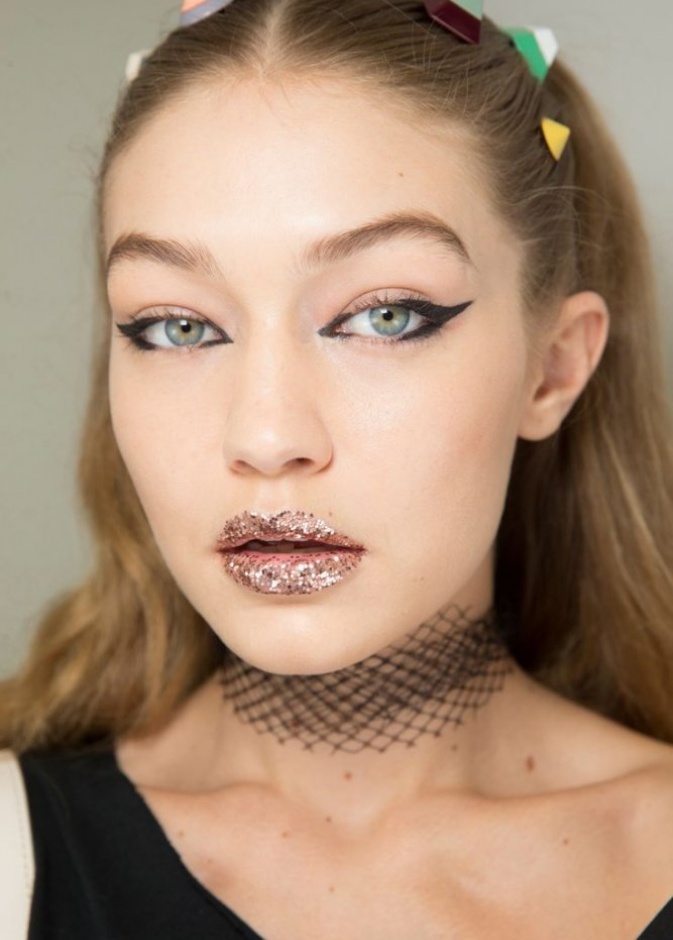 خطوط الايلاينر الجريئة والنصف دائرية من شانيل.