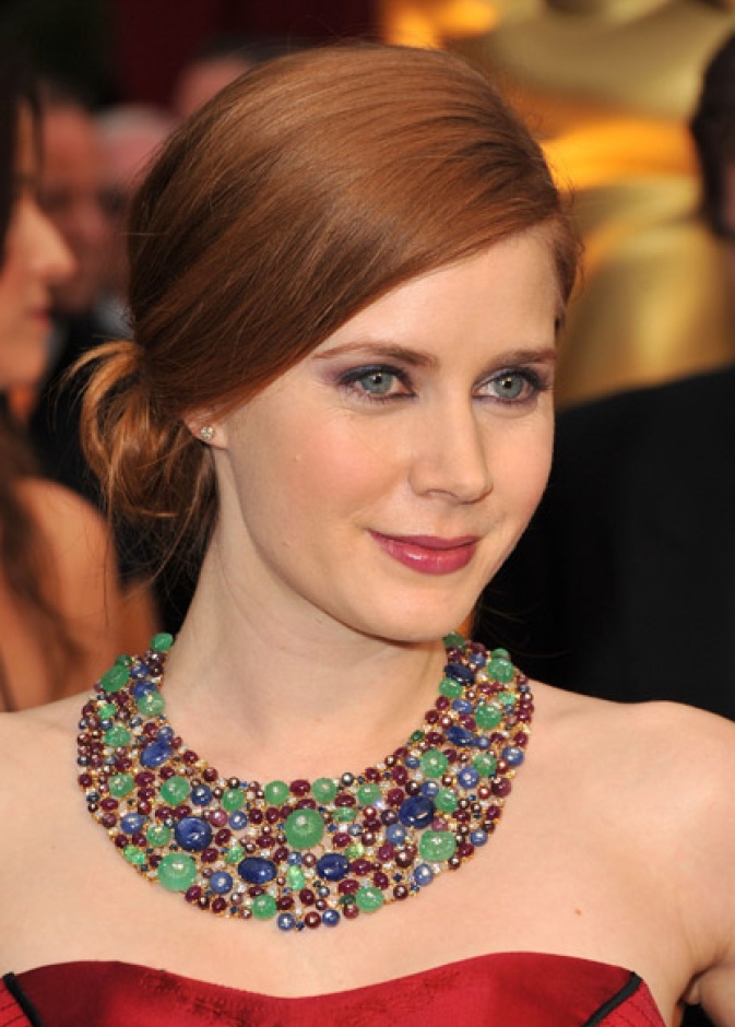 ايمي أدامز بقلادة الأحجار الكريمة من فريد لايتون