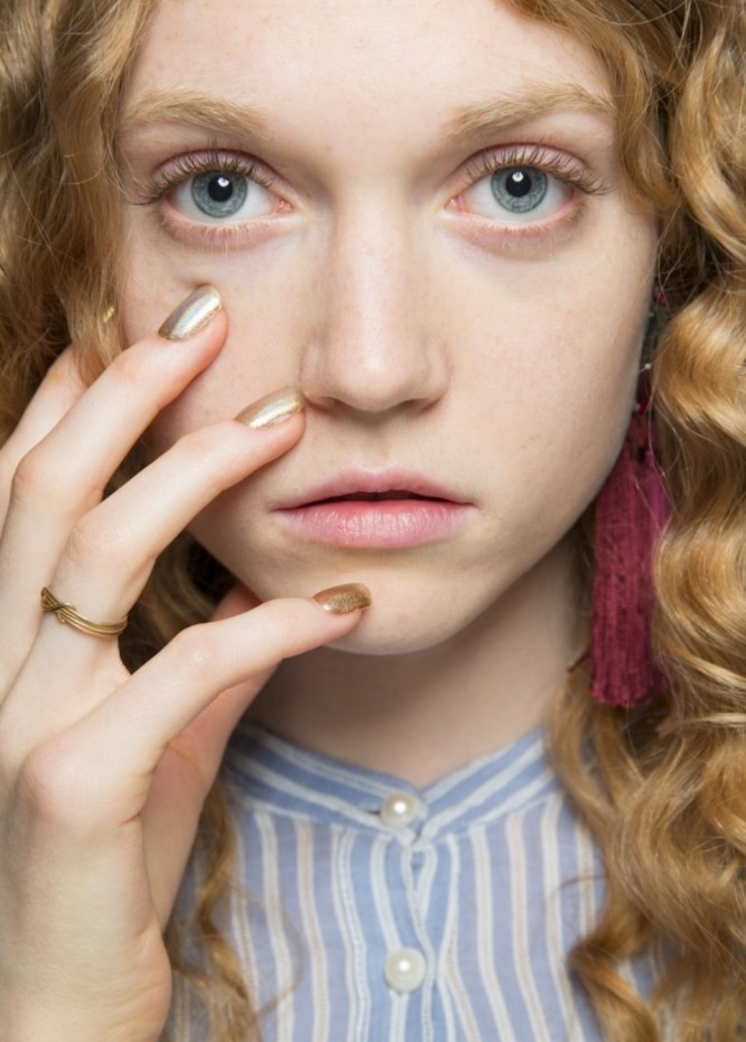 ألوان أظافر ذهبية مع الحبيبات البراقة على خطى دار Desigual