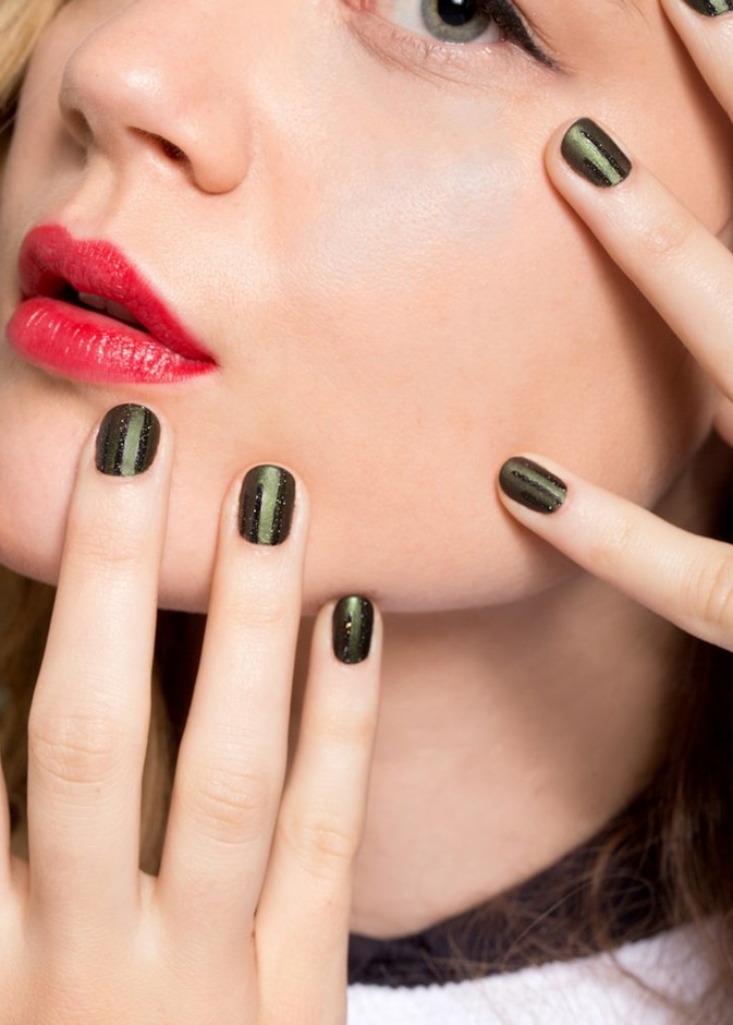 ألوان أظافر مزخرفة وملفتة للنظر.