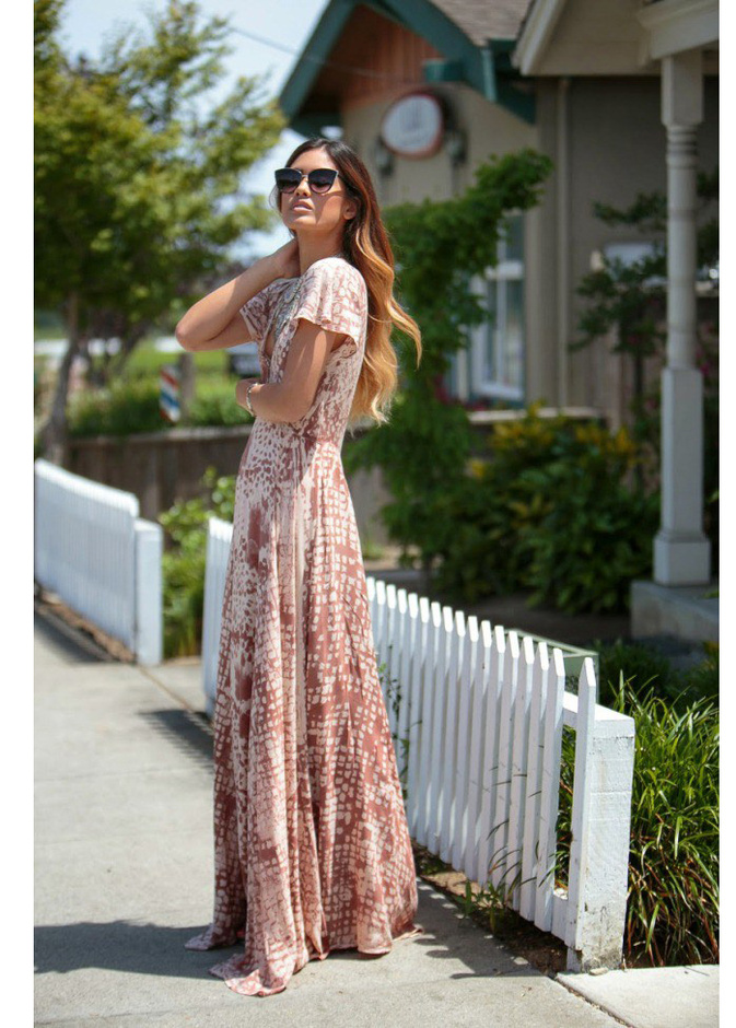 اختاري فستان ماكسي مكشوف الأكتاف حيث أنه الأكثر رواجاً هذا الموسم