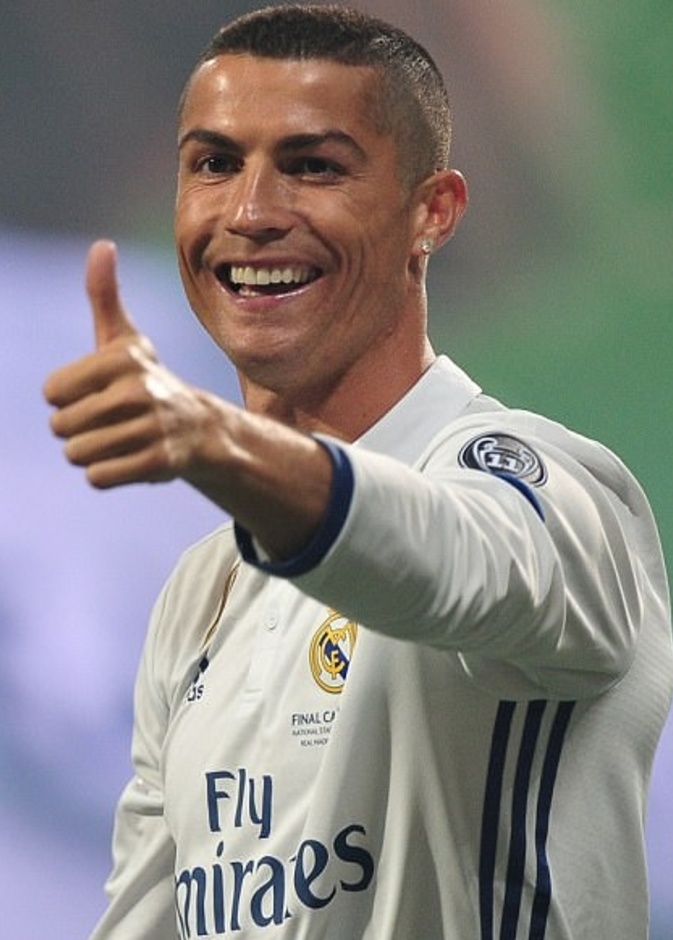 رونالدو أنجب طفلين توأم من أم بديلة