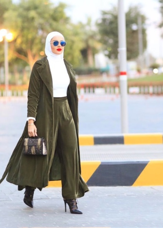 اطلالة أنيقة اعتمدتها مرمر في البنطلون القماشي الواسع باللون الزيتي