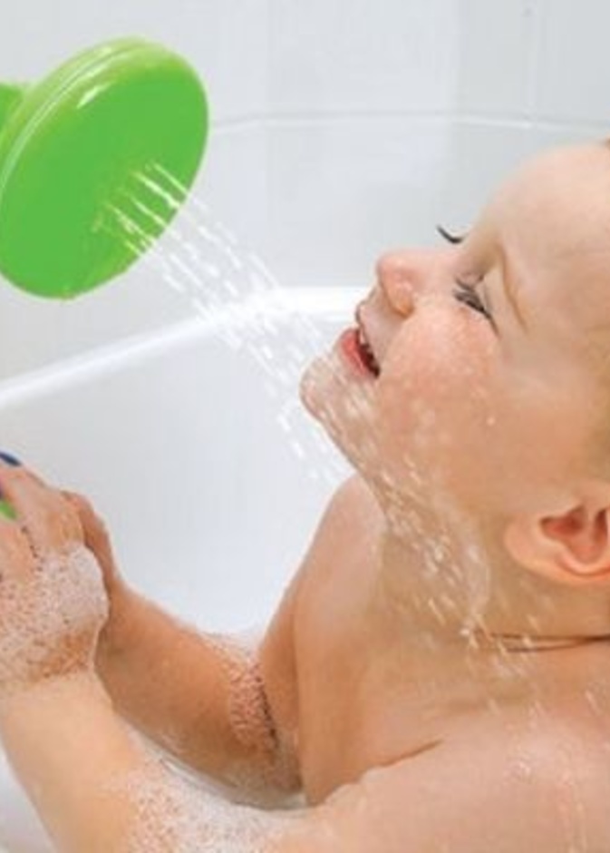 في أي عمر يجب أن يستحم الطفل بمفرده؟