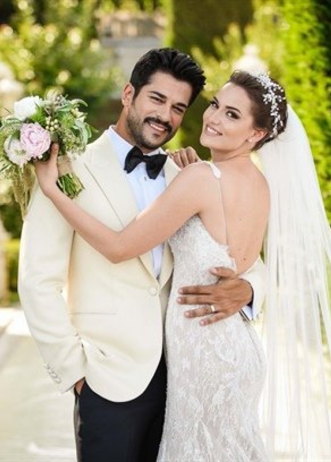 لقطة رومانسية لانتونيلا وهي تنظر الى ميسي