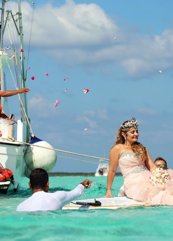 اثناء التقاط صورة لها