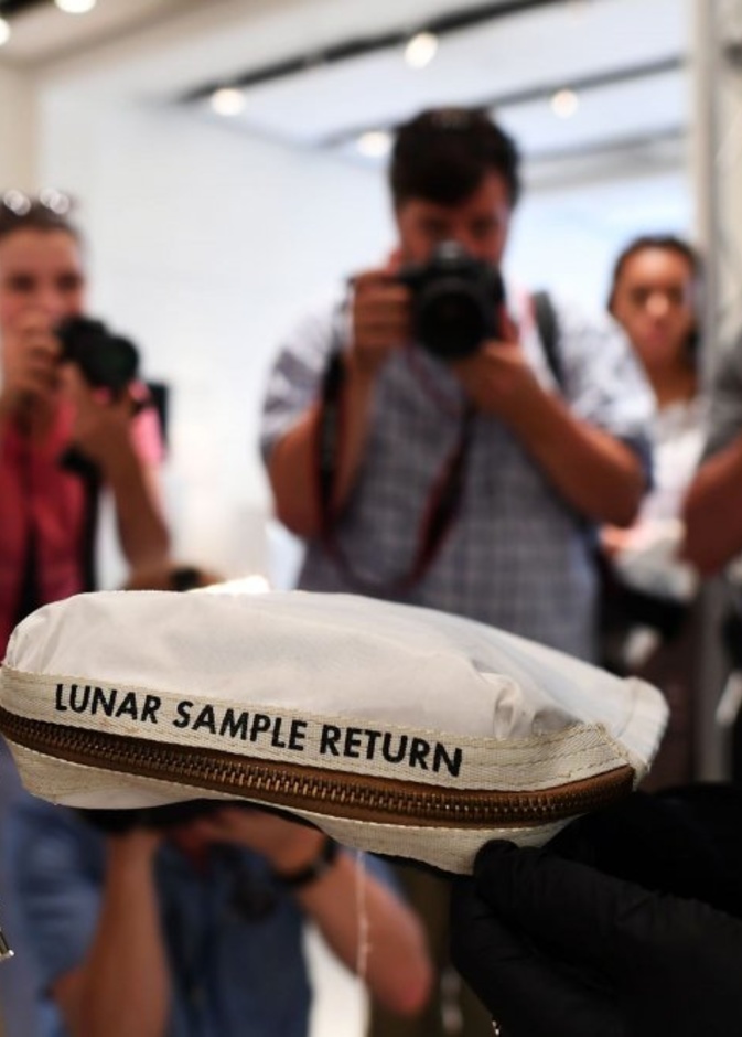 مزاد بالملايين على حقيبة نيل أرمسترونغ التي سار فيها على القمر