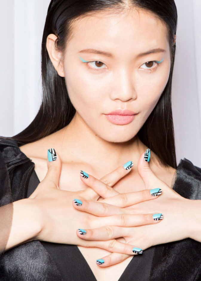 الوان اظافر مدموجة بين الرمادي والخطوط الذهبية