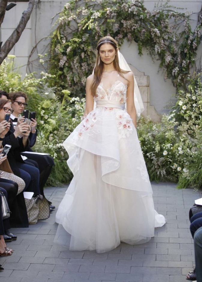 فساتين افراح 2017 مطرزة بنقشات الورود الناعمة من مجموعة نعيم خان Naeem Khan