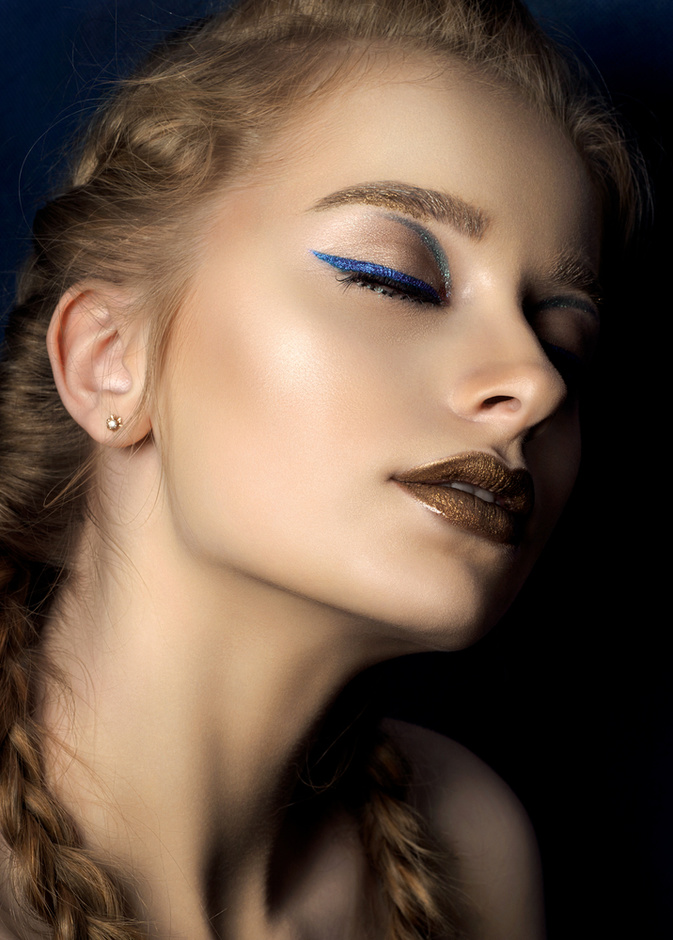 درجات اللون الأزرق لمظهر عيون أكبر