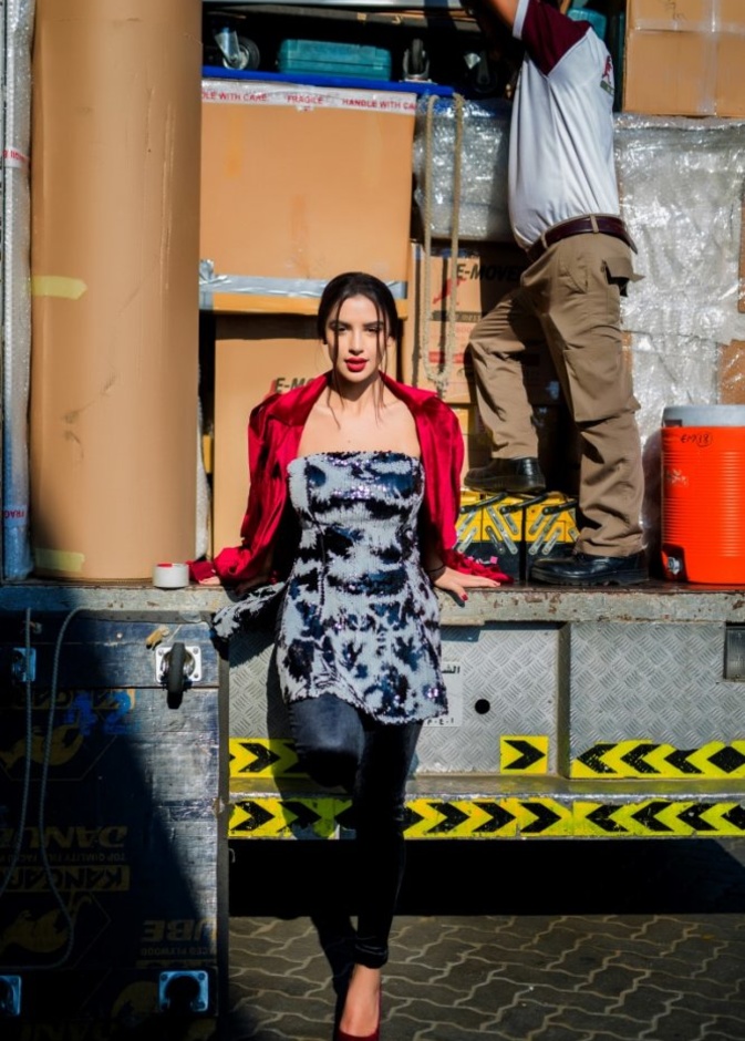 مصممة الأزياء رانيا فواز تدمج الأقمشة مع الزخرفات واللون الأحمر