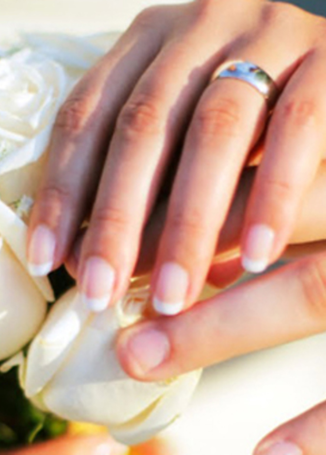 تكفلت الأسرتان السعوديتان بجميع تجهيزات الفرح هدية للعروسين