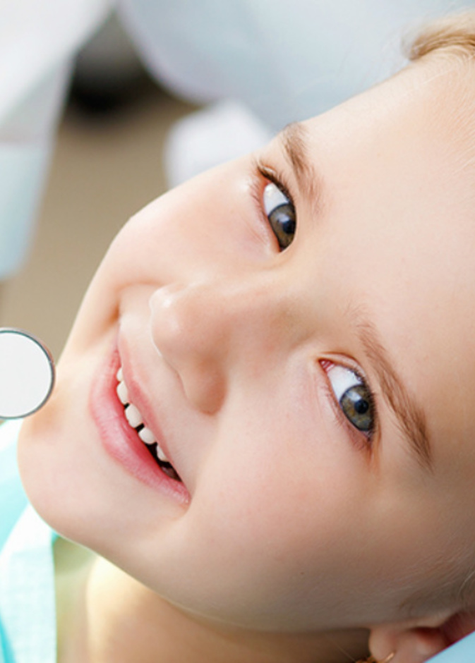 تفريش الأسنان العمودي أهم عامل للحفاظ على أسنان الأطفال الدائمية