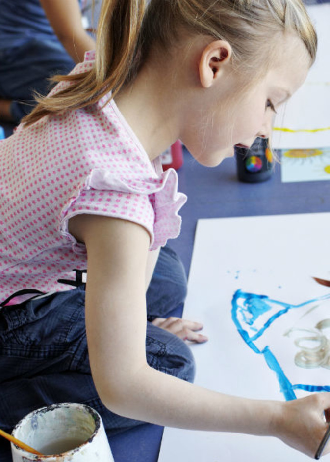 مشاركة الطفل في ورشات فنية