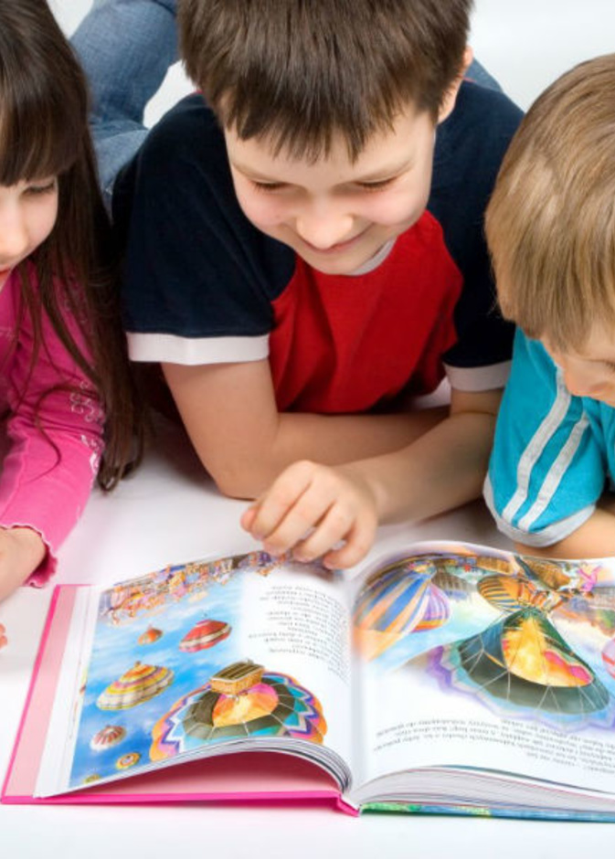 ممارسة هواية الرسم من أجمل الأفكار لتسلية الطفل في العيد.