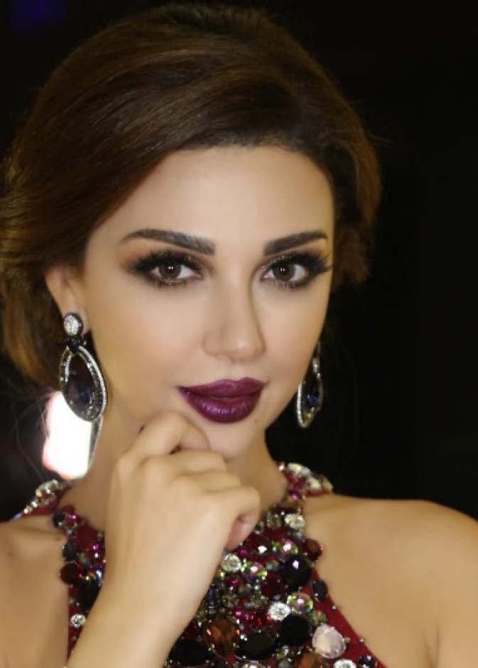 تألقي بالأقراط الماسية الطويلة كالنجمة نجوى كرم