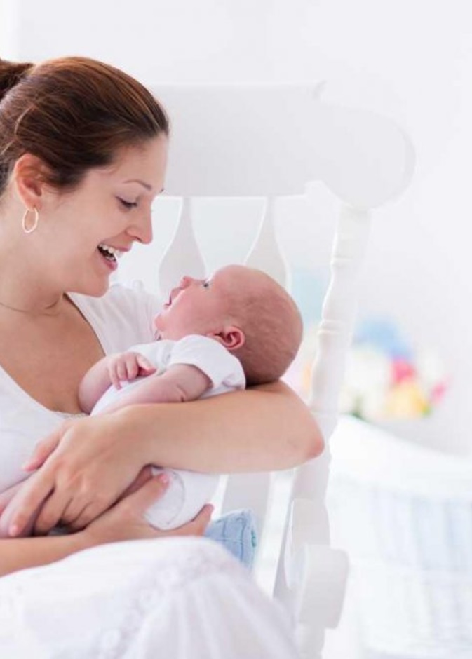 لبن الأم ينقل بكتريا مفيدة لحماية أمعاء الطفل 