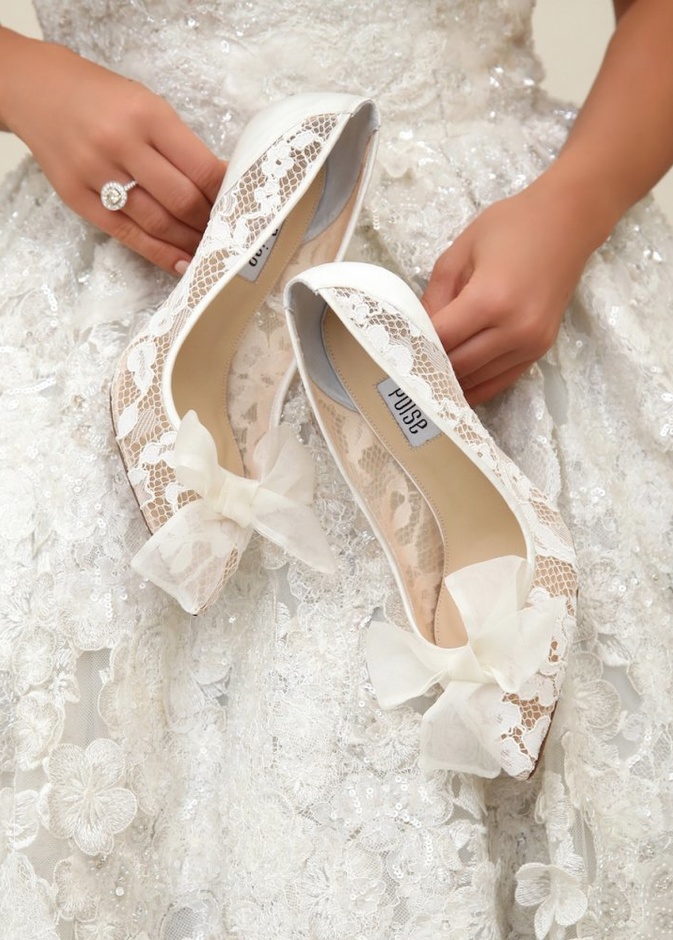 العقدة الأنثوية تزين حذاء العروس للمصممة ايميه بطرس