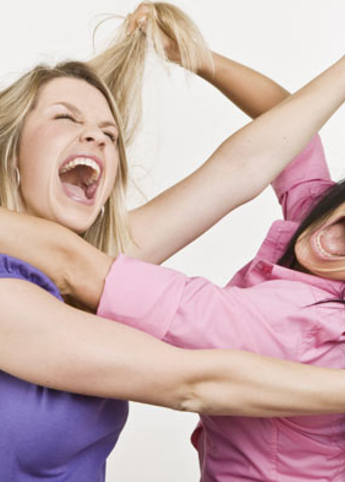 الزوجة الأولى انهالت بالضرب على ضرتها حتى أنقذتها الشرطة